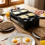 Pyszne śniadanie z serem raclette i pieczywem razowym Pyszne śniadanie z serem raclette i pieczywem razowym